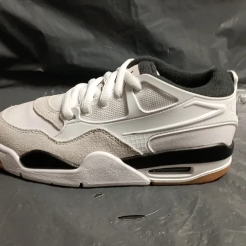 UNBOXED PAIR OF NKE YOUTH WHITE TRAINERS - UK 4.5
