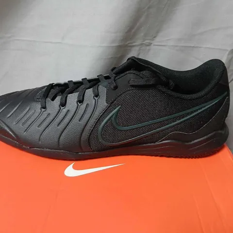 NIKE LEGEND 10 ACADEMY IC FOOTBALL BOOTS – BLACK/DEEP JUNGLE, UK 11 (MEN)