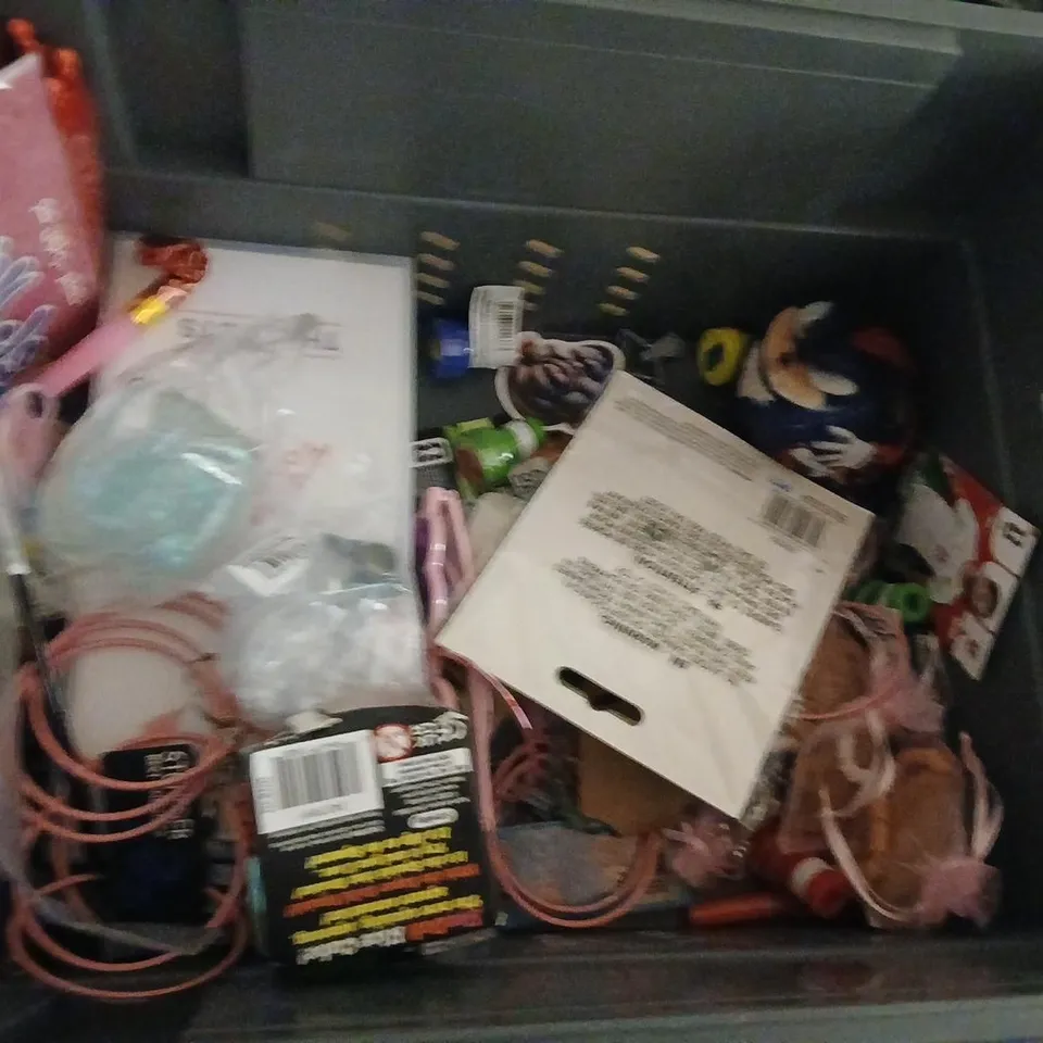 LARGE QUANTITY OF ASSORTED TOYS AND ACCESSORIES TO INCLUDE; ST PATRICKS DAY CELEBRATION PARAPHERNALIA WEIGHT LOSS AND SLEEP APNOEA THE FACTS, NEE DOH NICE CUBE AND BALLOONS