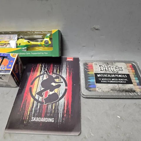 APPROXIMATELY 12 ASSORTED TOYS & GAMES TO INCLUDE - DISTRESS WATERCOLOR PENCILS , MAGIC CUBE ETC