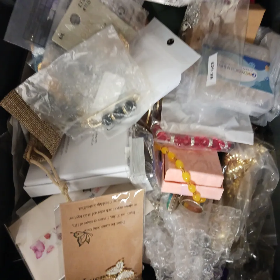 APPROXIMATELY 40 ASSORTED JEWELLERY PRODUCTS TO INCLUDE WATCHES, RINGS, NECKLACES ETC 