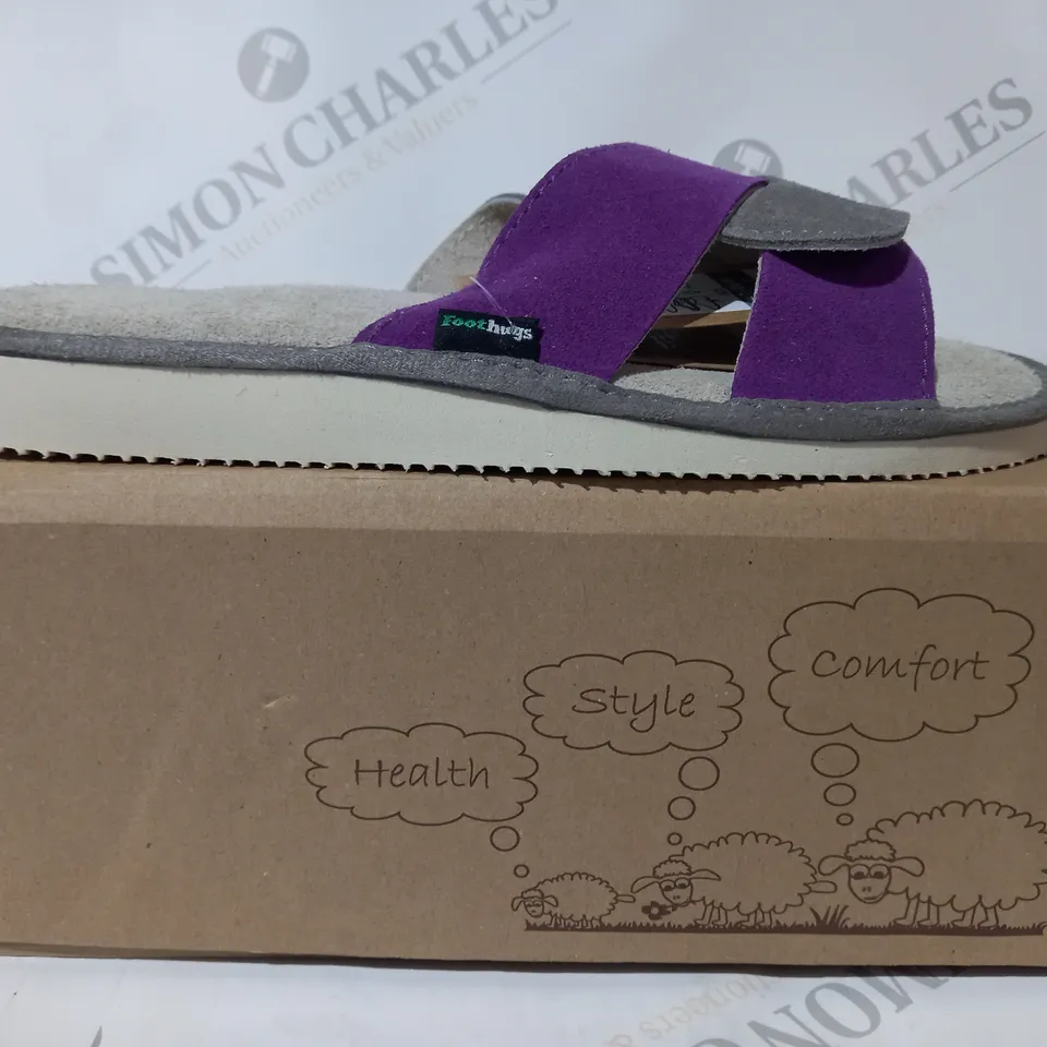 BOXED PAIR OF FOOT HUGS OPEN TOE SUEDE SLIPPER SANDALS IN GREY/PURPLE UK SIZE 7