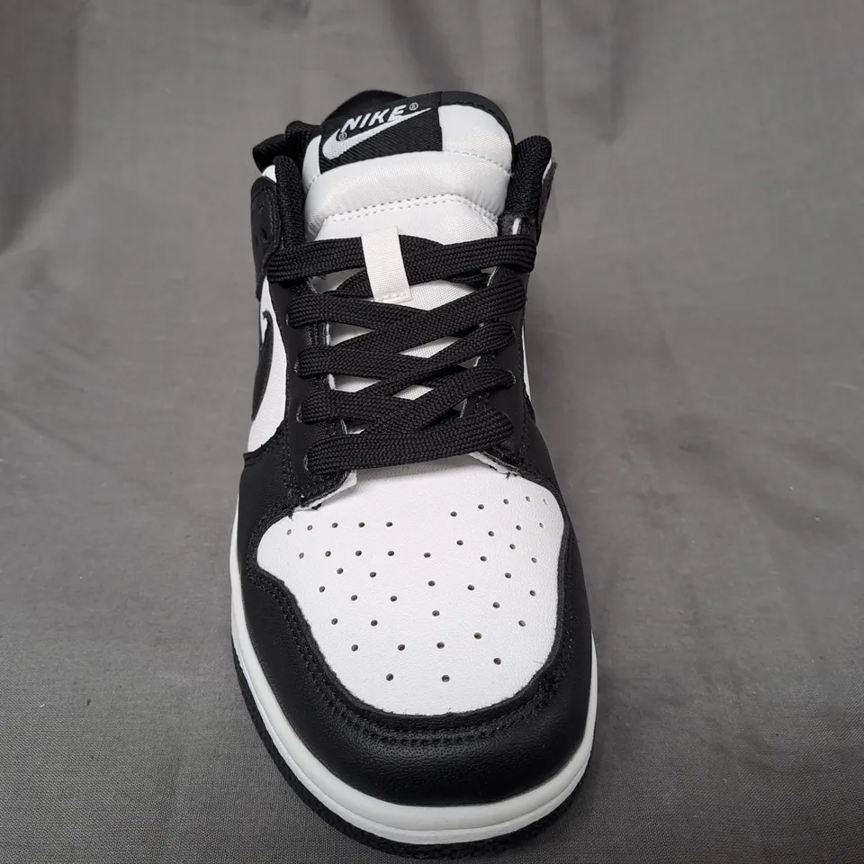 BOXED PAIR OF NIKE SHOES IN BLACK/WHITE UK SIZE 5.5