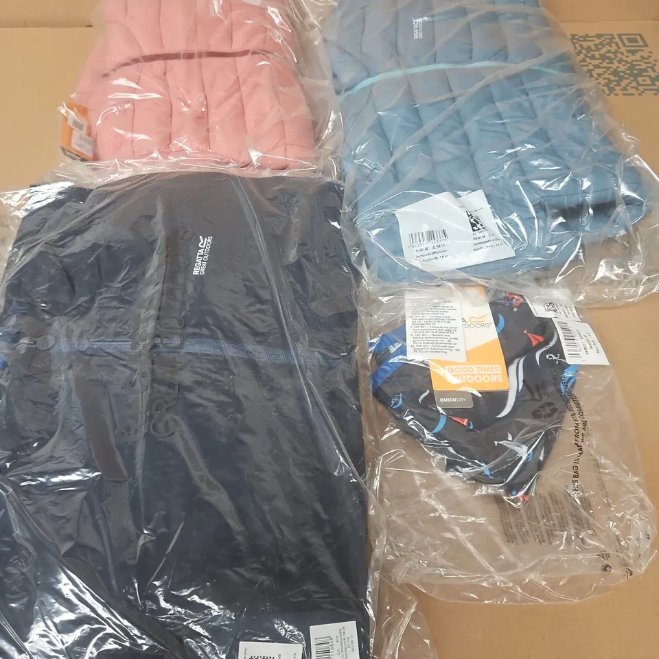 APPROXIMATELY 22 BRAND NEW REGATTA KIDS CLOTHING ITEMS IN VARIOUS SIZES, STYLES AND COLOURS TO INCLUDE HURDLE JACKET, HOODED MARIZION, SKANDER III, ETC