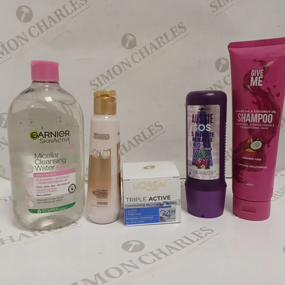APPROXIMATELY 10 ASSORTED HEALTH AND BEAUTY PRODUCTS TO INCLUDE SANCTUARY SPA BODY LOTION, LOREAL PARIS TRIPLE ACTIVE MOISTURISER, GARNIER CLEANSING WATER