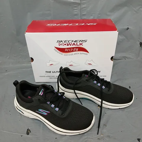 BOXED PAIR OF SKECHERS GO WALK ARCHFIT WOMENS LACE UP TRAINER BLACK UK 7