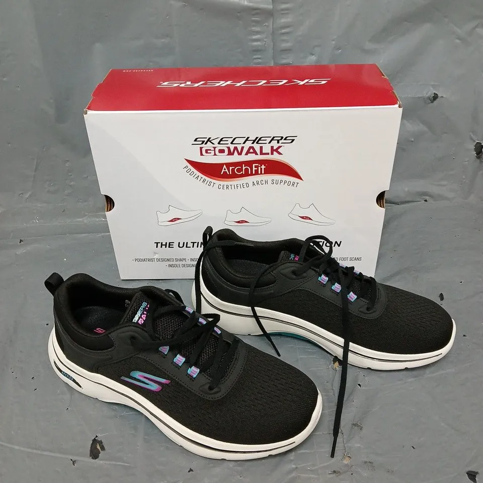 BOXED PAIR OF SKECHERS GO WALK ARCHFIT WOMENS LACE UP TRAINER BLACK UK 7