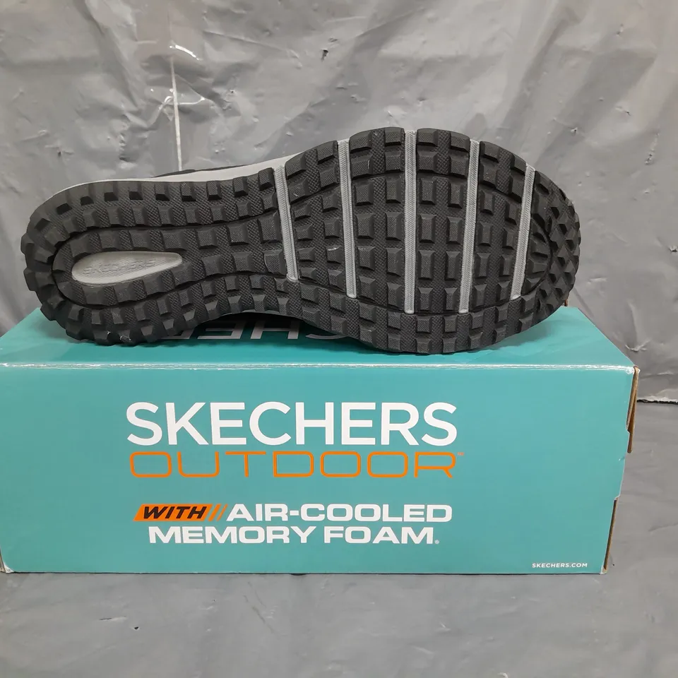 BOXED PAIR OF SKECHERS OUTDOOR MEMORY FOAM TRAINERS IN BLACK/HOT PINK SIZE 7