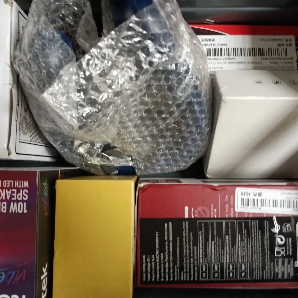 APPROXIMATELY 8 ASSORTED HOUSEHOLD ITEMS TO INCLUDE ELECTRONIC KITCHEN SCALE, BLUETOOTH SPEAKER, ETC