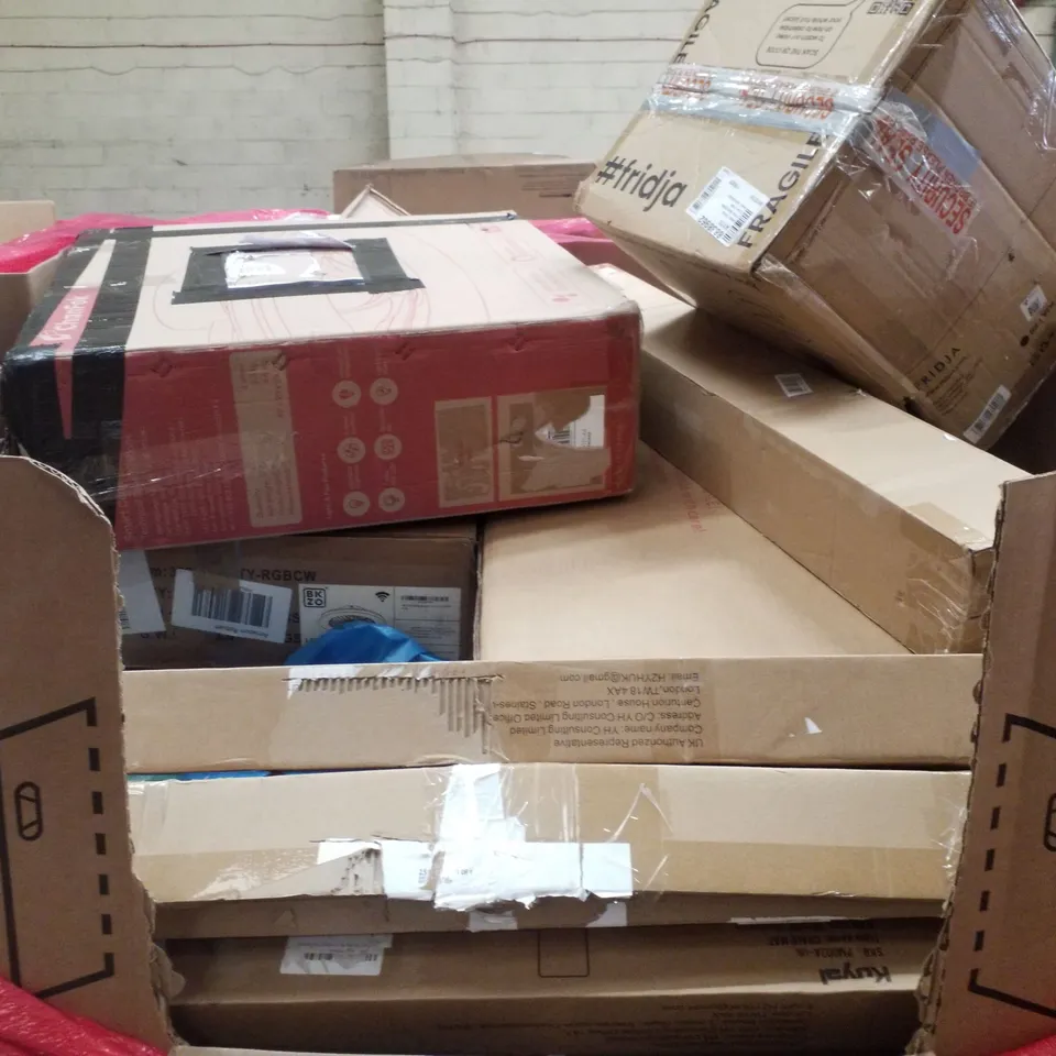 PALLET CONTAINING ASSORTED PRODUCTS INCLUDING CEILING FAN LIGHT, ELECTRIC SHOCK BUG ZAPPER, CHAIR MAT, GAMING MOUSE PAD & PRIVACY SCREEN PROTECTOR 