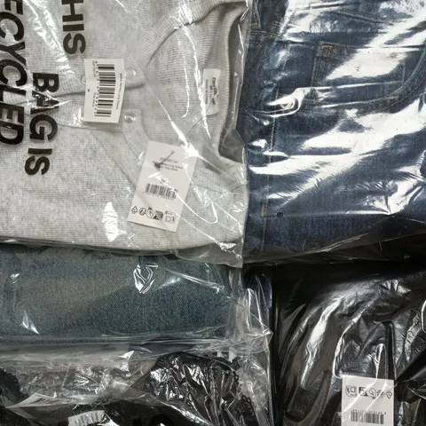 APPROXIMATELY 20 ASSORTED CLOTHING ITEMS IN VARIOUS SIZES, COLOURS & STYLES TO INCLUDE MOLLY MINI DRESS, BLAKE HENLEY LONG SLEEVE, LOW RISE STRAIGHT JEAN, ETC