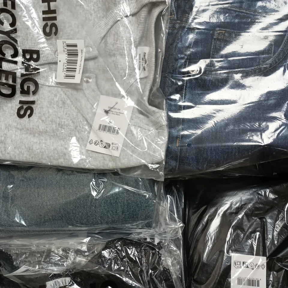 APPROXIMATELY 20 ASSORTED CLOTHING ITEMS IN VARIOUS SIZES, COLOURS & STYLES TO INCLUDE MOLLY MINI DRESS, BLAKE HENLEY LONG SLEEVE, LOW RISE STRAIGHT JEAN, ETC