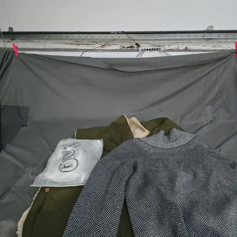 APPROXIMATELY 30 ITEMS OF CLOTHING INCLUDING COAT DRESS AND T SHIRTS .