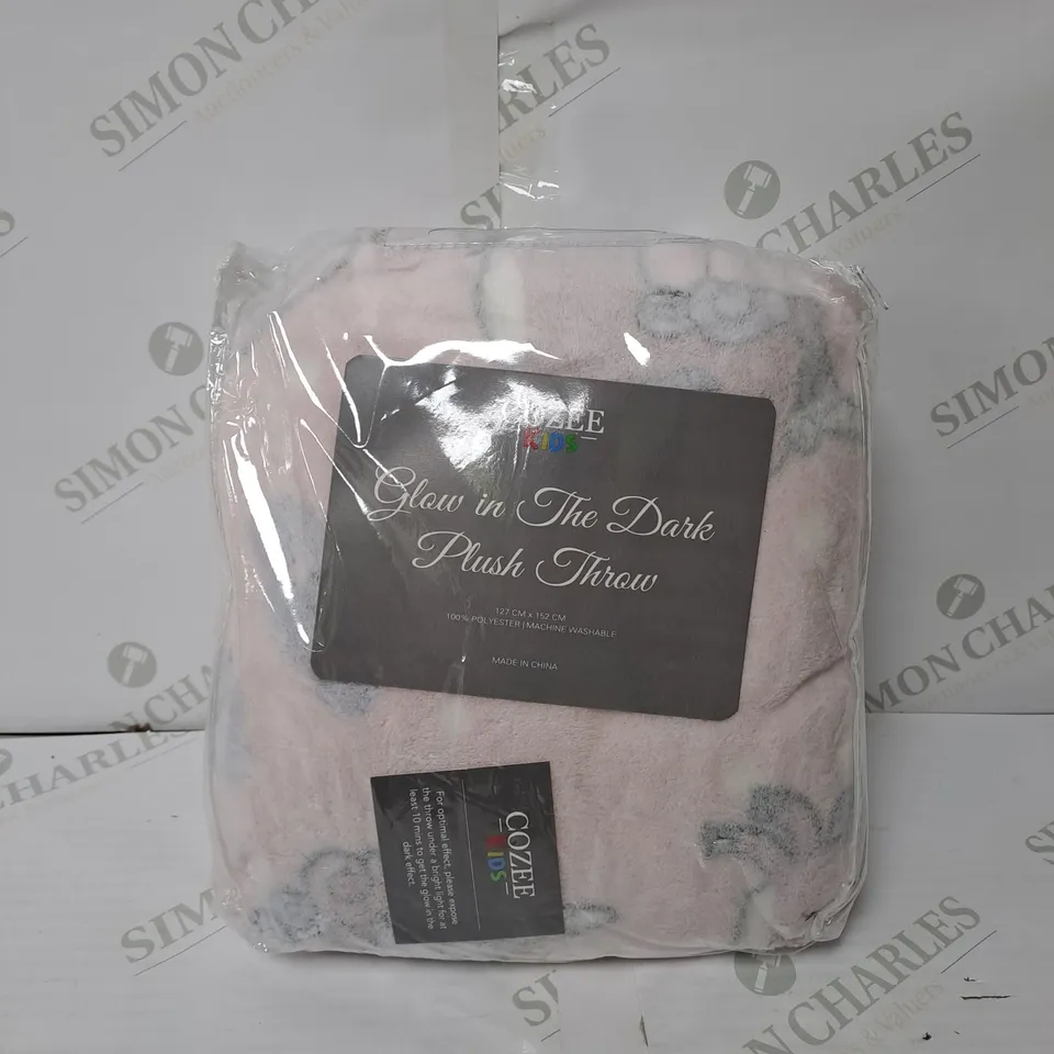 BAGGED COZEE KIDS GLOW IN THE DARK PLUSH THROW // SIZE: 127 X 157cm