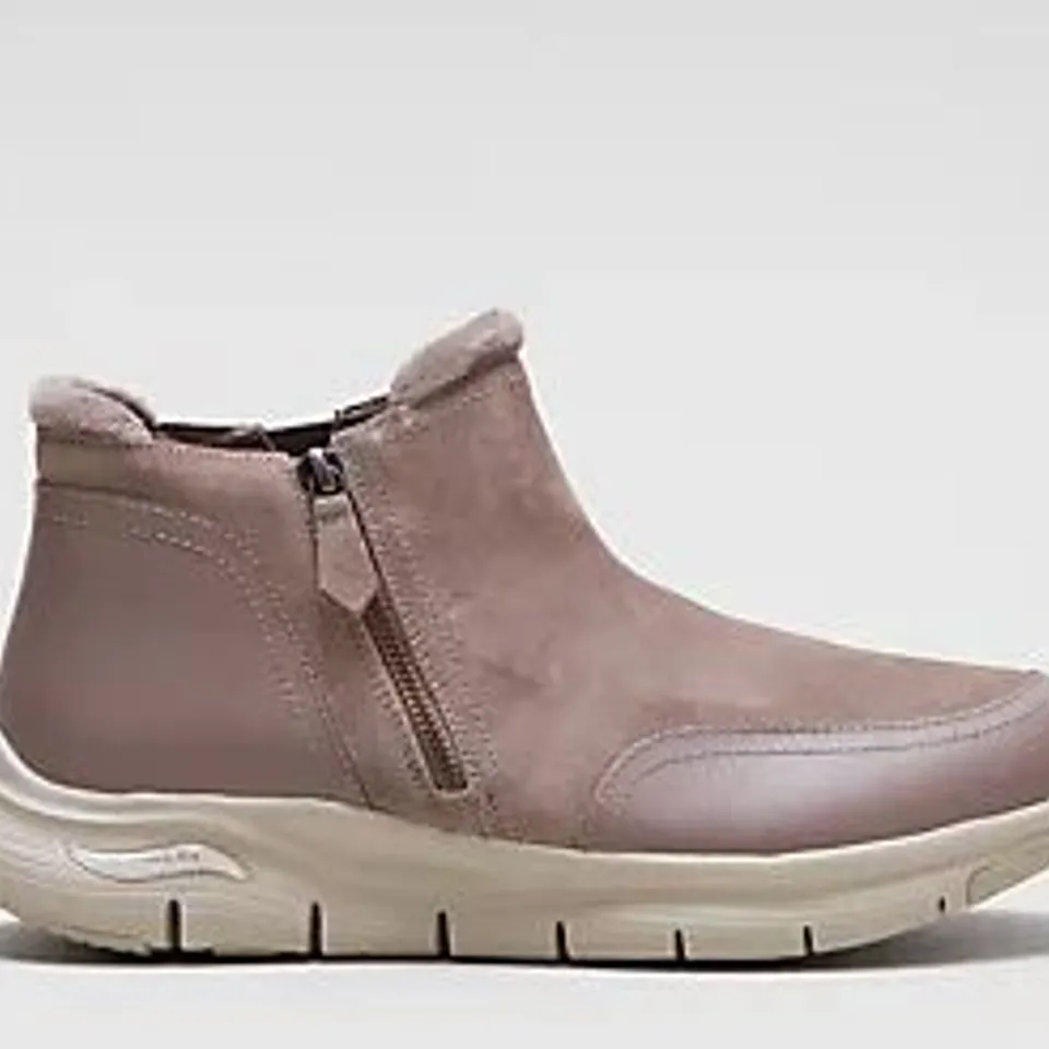 SKECHERS ARCH FIT SMOOTH ZIP BOOT MUSHROOM SIZE 7