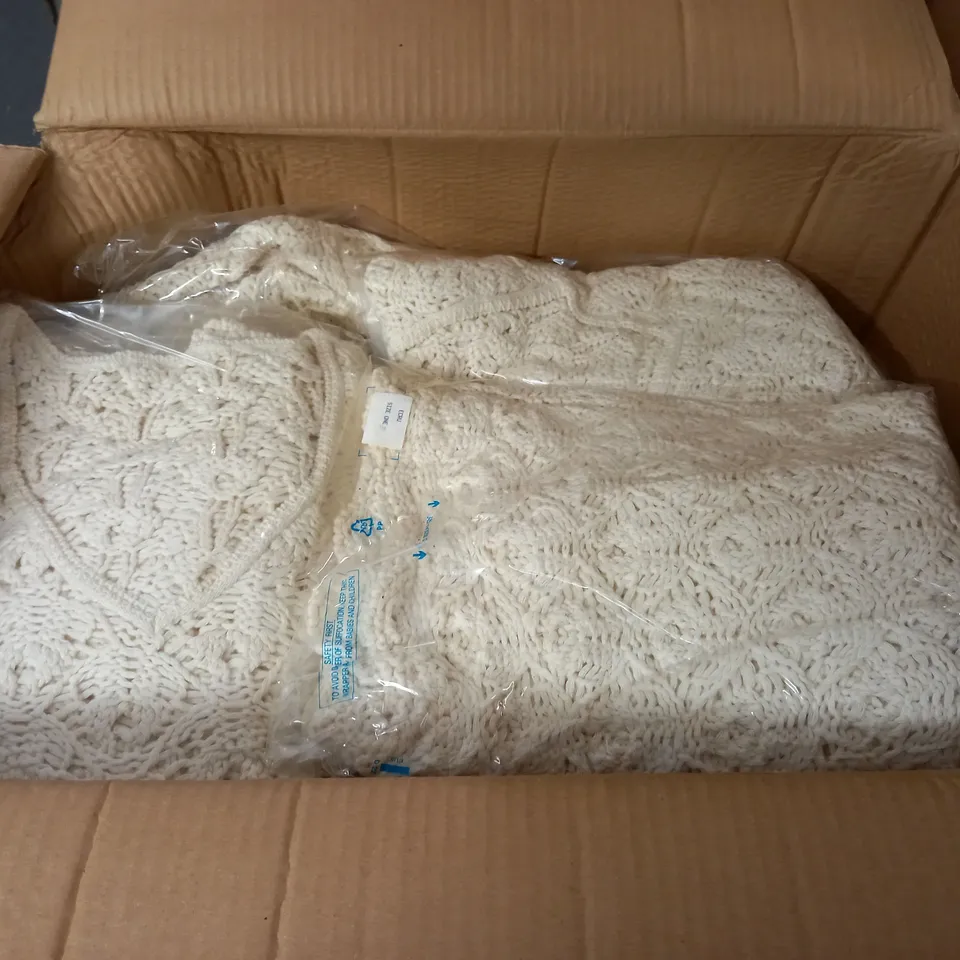 LOT OF APPROXIMATELY 20 CROCHET PULL V-NECK JUMPERS - SIZE UNSPECIFIED