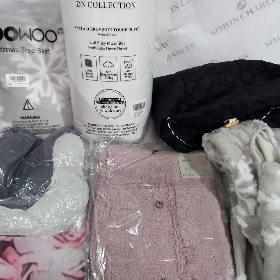 LOT OF ASSORTED HOME FABRIC ITEMS TO INCLUDE DUVET,CHRISTMASREE SKIRT AND BATH MAT