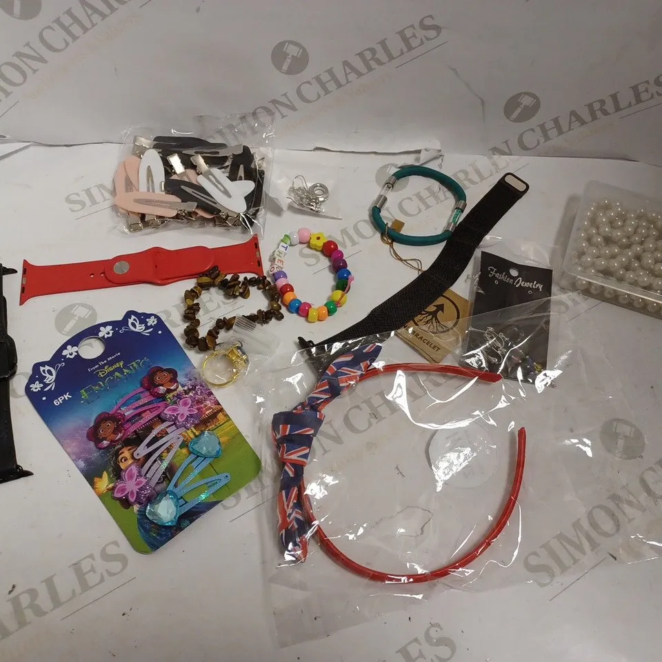 BOX OF APPROX 20 COSTUME JEWELLERY ITEMS INCLUDING NECKLACES, RINGS AND BRACELETS