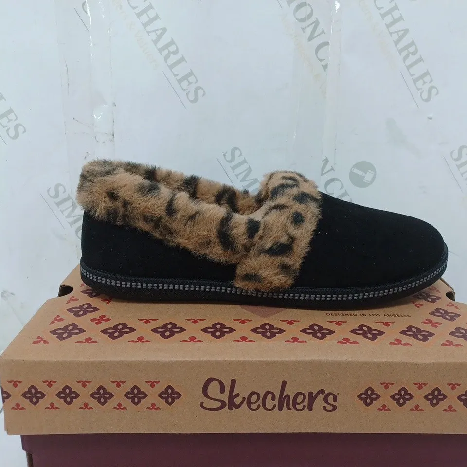 BOXED PAIR OF SKECHERS COZY CAMPFIRE FRISKY GAL LEOPARD FUR LINED SLIPPERS IN BLACK SIZE 6
