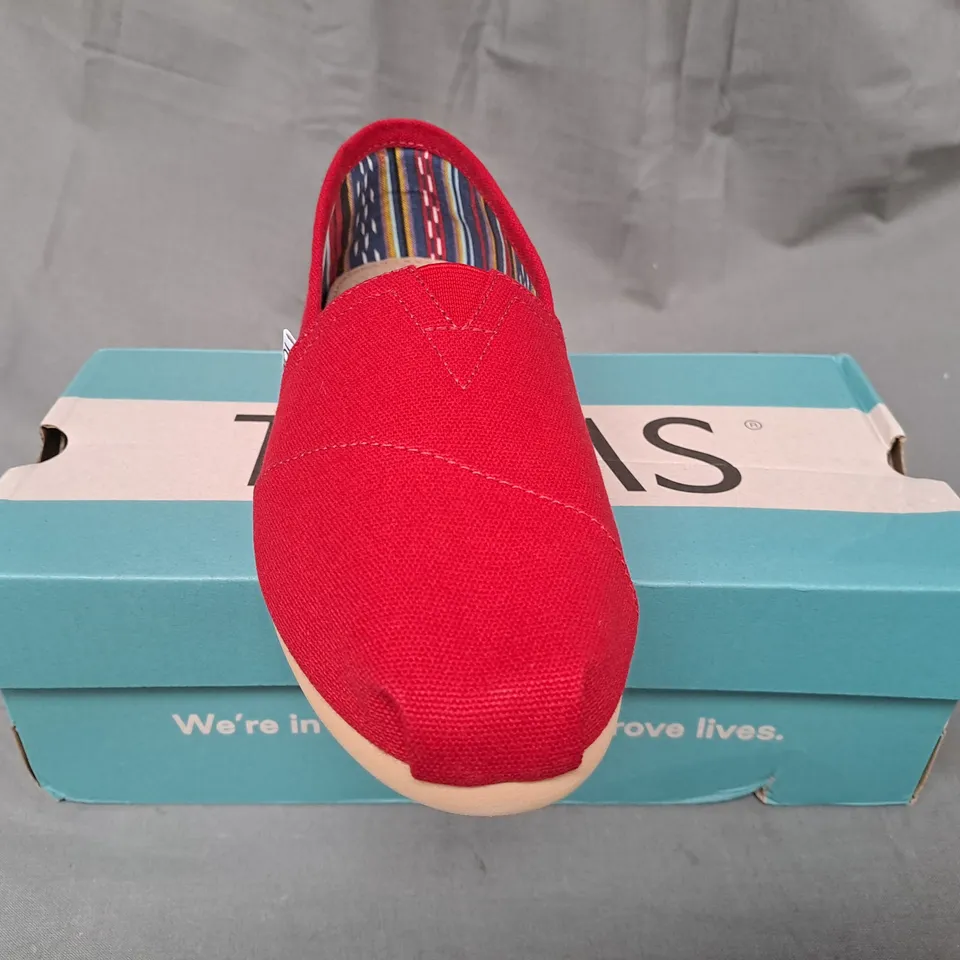 BOXED PAIR OF TOMS ALPARGATA SLIP-ON CANVAS SHOES IN RED UK SIZE 6