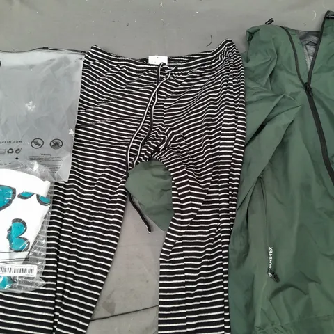 BOX OF APPROXIMATELY 20 ASSORTED CLOTHING AND FASHION ITEMS IN VARIOUS STYLES, SIZES, AND COLOURS - COLLECTION ONLY