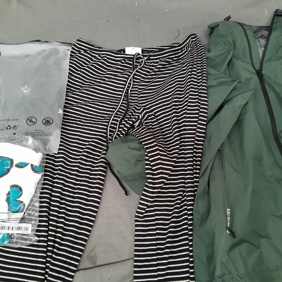 BOX OF APPROXIMATELY 20 ASSORTED CLOTHING AND FASHION ITEMS IN VARIOUS STYLES, SIZES, AND COLOURS - COLLECTION ONLY
