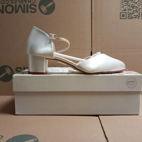 BOXED PAIR OF PERFECT BRIDAL COMPANY CLOSED TOE BLOCK HEELS SHOES IN SILVER SATIN SIZE EU 40