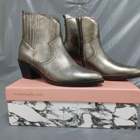 BOXED PAIR OF MODA IN PELLE ANNIEE WESTERN STYLE BOOTS IN PEWTER SIZE 4
