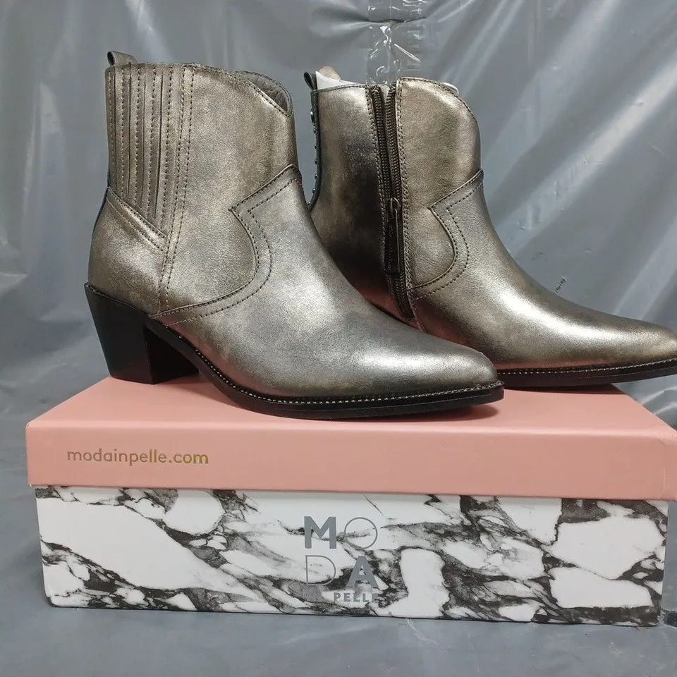 BOXED PAIR OF MODA IN PELLE ANNIEE WESTERN STYLE BOOTS IN PEWTER SIZE 4