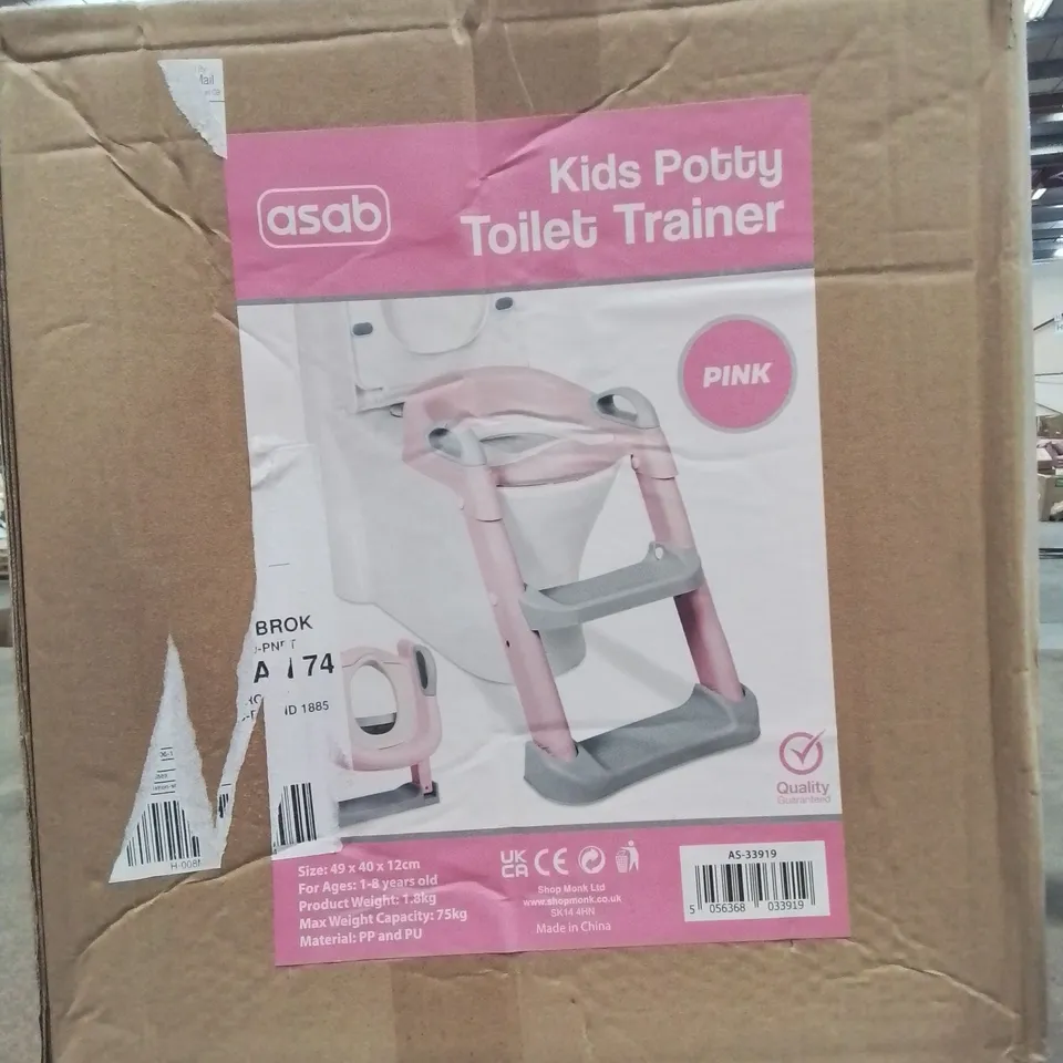 LOT CONTAINING APPROXIMATELY 40 ITEMS TO INCLUDE, X 2 PEDESTAL FAN, PLASTIC STRAW RUG, SPRING BEACH CHAIR, WOODEN HANGERS, 2 X FOLDING BAR STOOLS ETC.