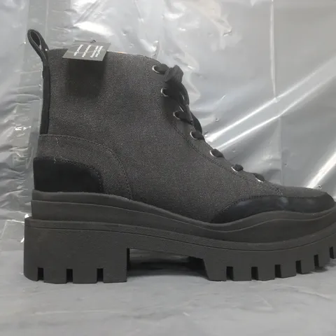 BOXED PAIR OF VIONIC HIKER BOOTS IN BLACK SIZE 7