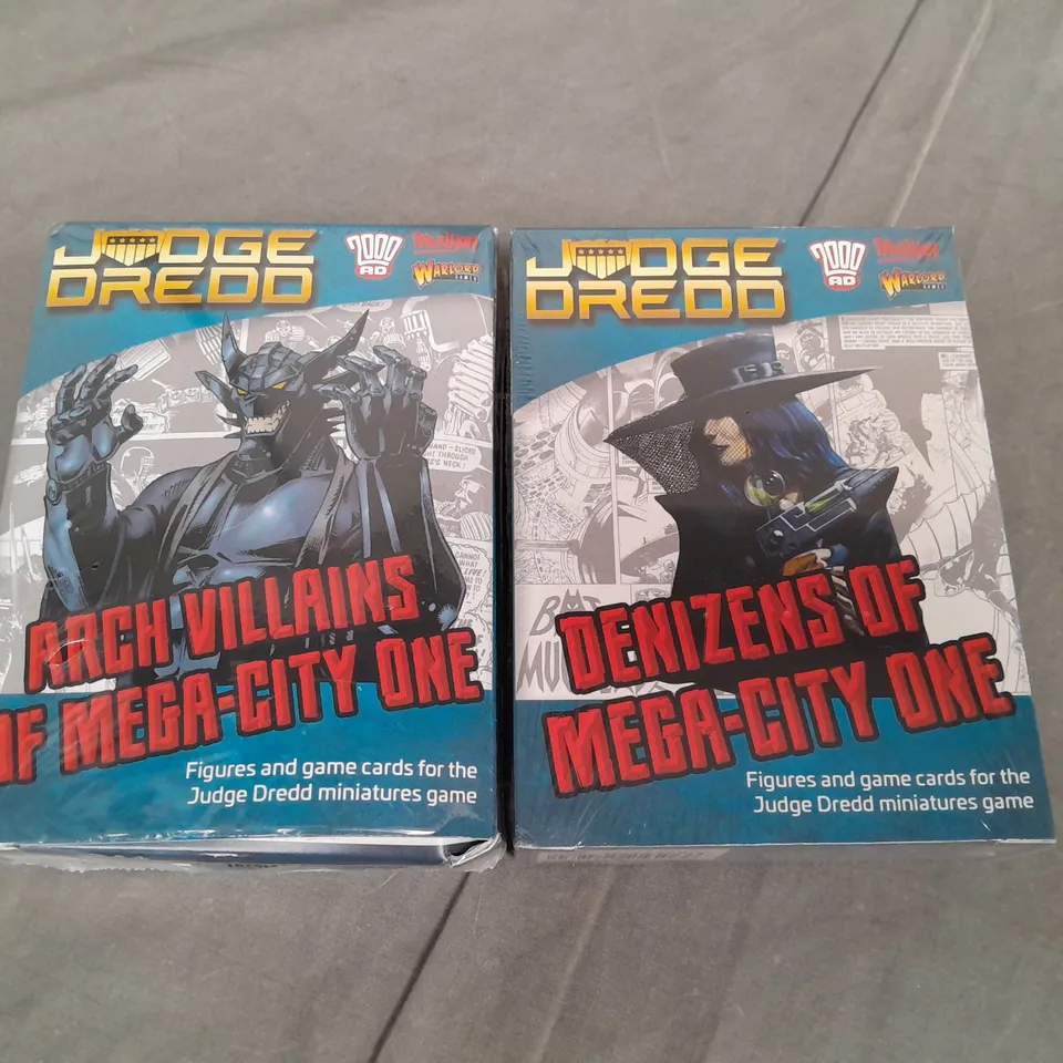 LOT OF 2 SEALED JUDGE DREDD FIGURES AND GAME CARDS