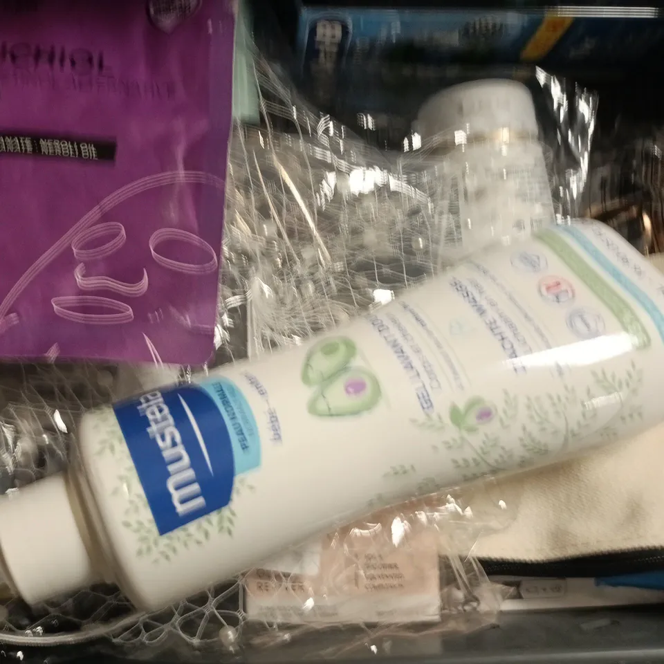 APPROXIMATELY 12 ASSORTED COSMETIC ITEMS TO INCLUDE LIZ EARLE, BENEFIT , ETC - COLLECTION ONLY