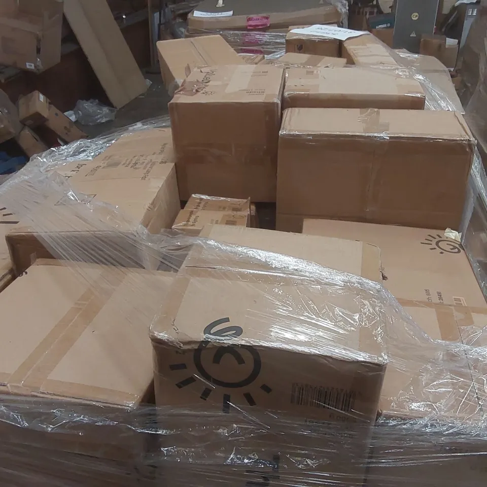 PALLET CONTAINING A VERY LARGE QUANTITY OF ASSORTED DESIGNER LIGHTING PRODUCTS