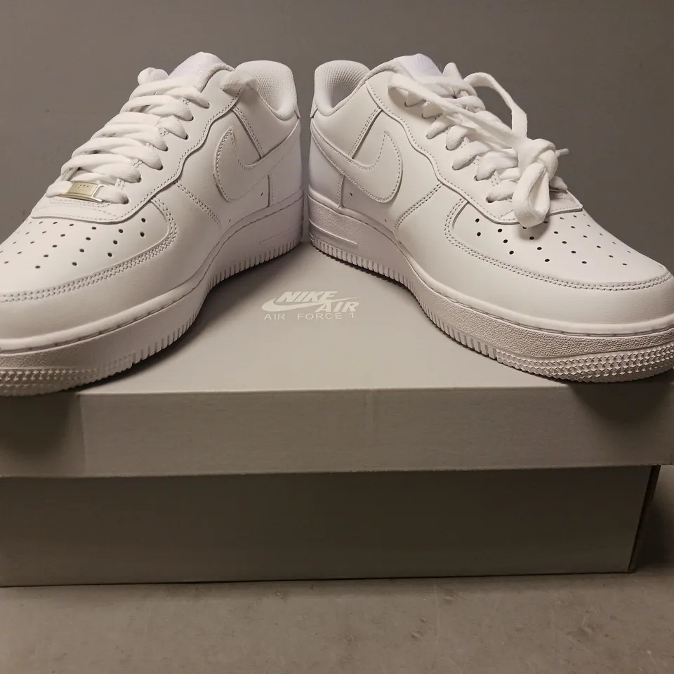 BOXED PAIR OF NIKE AIR FORCE 1 '07 SHOES IN WHITE UK SIZE 9.5