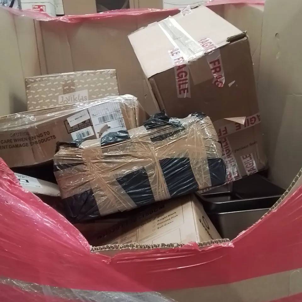 PALLET CONTAINING VARIOUS ASSORTED BOXED HOUSEHOLD ITEMS TO INCLUDE: CHILD'S CAR SEATS,PLAYPEN AND LOTS MORE UNMARKED BOXED ITEMS 