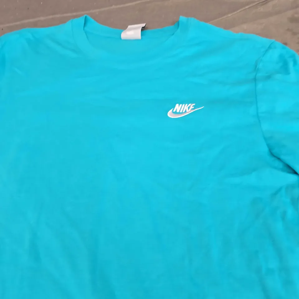 NIKE LOGO CASUAL TEE - SIZE M 