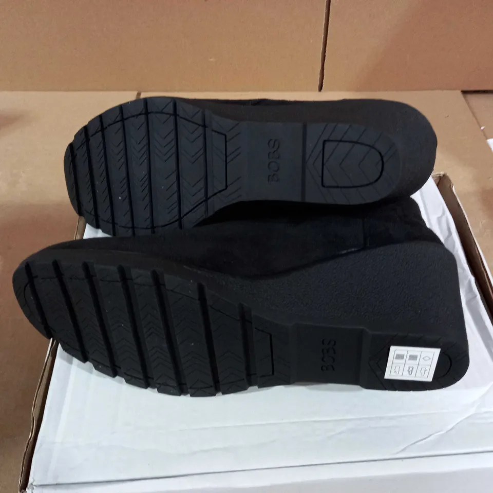 PAIR OF BOB'S SKECHERS TUMBLE WEED BOOTS BLACK - SIZE 7