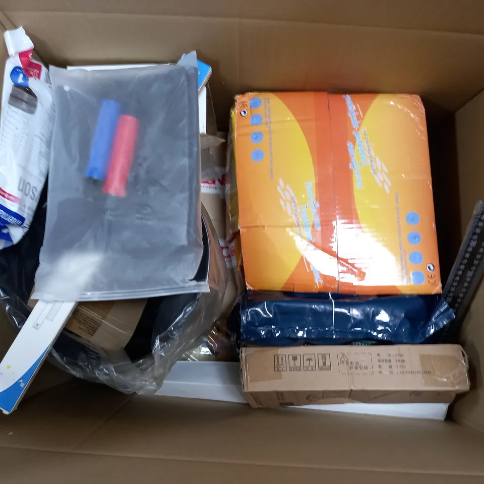 APPROXIMATELY 12 ASSORTED HOUSEHOLD ITEMS TO INCLUDE PILLOWS, MICROFRESH HENRY HOOVER FILTER, DUCK & DUCKLING ORNAMENT, ETC