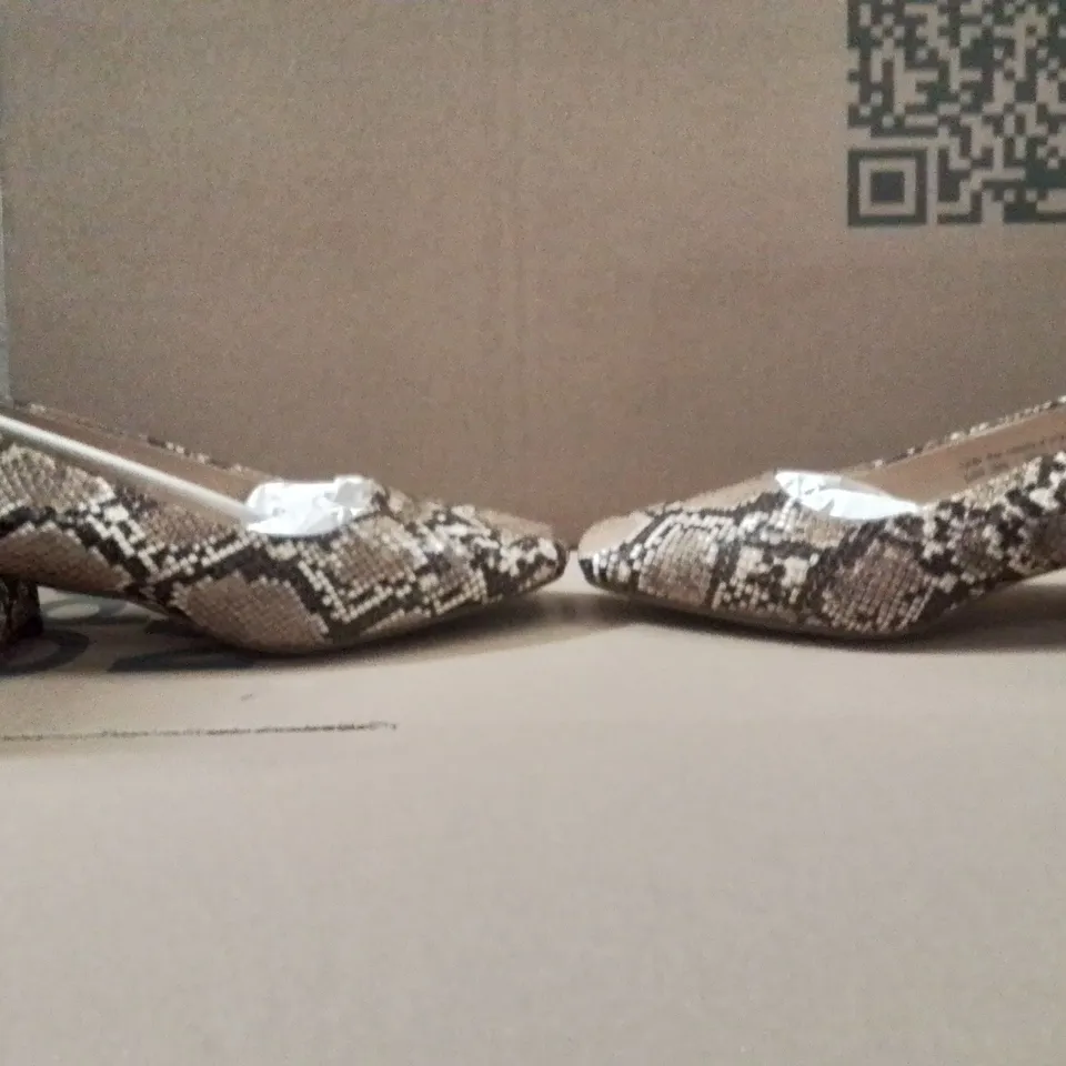 BOX CONTAINING APPROXIMATELY 10 BRAND NEW JD WILLIAMS SNAKE BLOCK HEELS SIZE 7