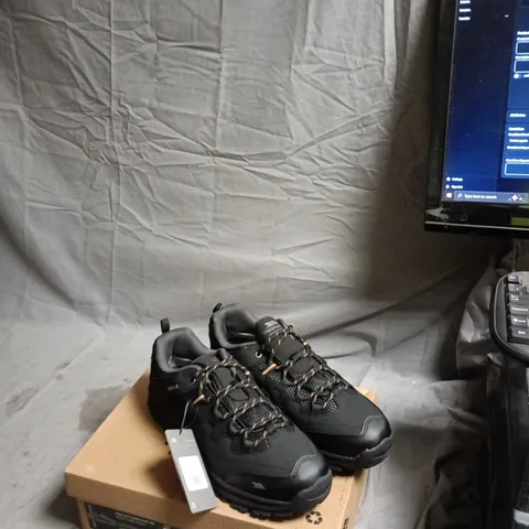 TRESPASS FINLEY LOW CUT 20 BLACK / GOLDEN BROWN MEN'S HIKING SHOES, UK 10