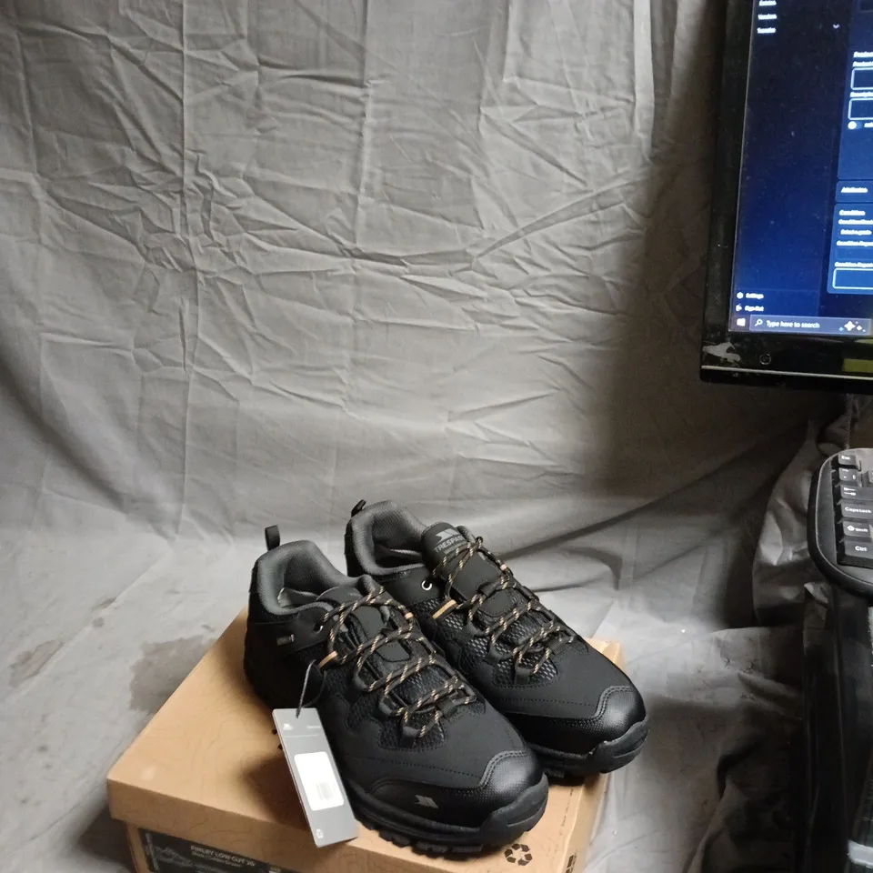 TRESPASS FINLEY LOW CUT 20 BLACK / GOLDEN BROWN MEN'S HIKING SHOES, UK 10