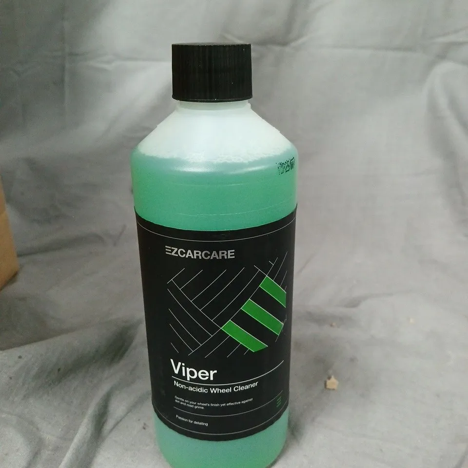 BOX OF APPROXIMATELY 15 CAR CLEANING PRODUCTS INCLUDING: WHEEL CLEANER, GLASS CLEANER AND SPRAY SEALANT