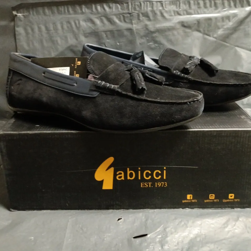 BOXED PAIR OF GABICCI LOAFERS INNAVY SIZE 9