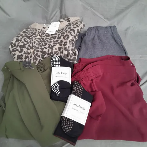 APPROXIMATELY 20 ASSORTED CLOTHING ITEMS IN VARIOUS SIZES AND STYLES TO INCLUDE - SOCKS, TROUSERS, CARDIGAN, ETC