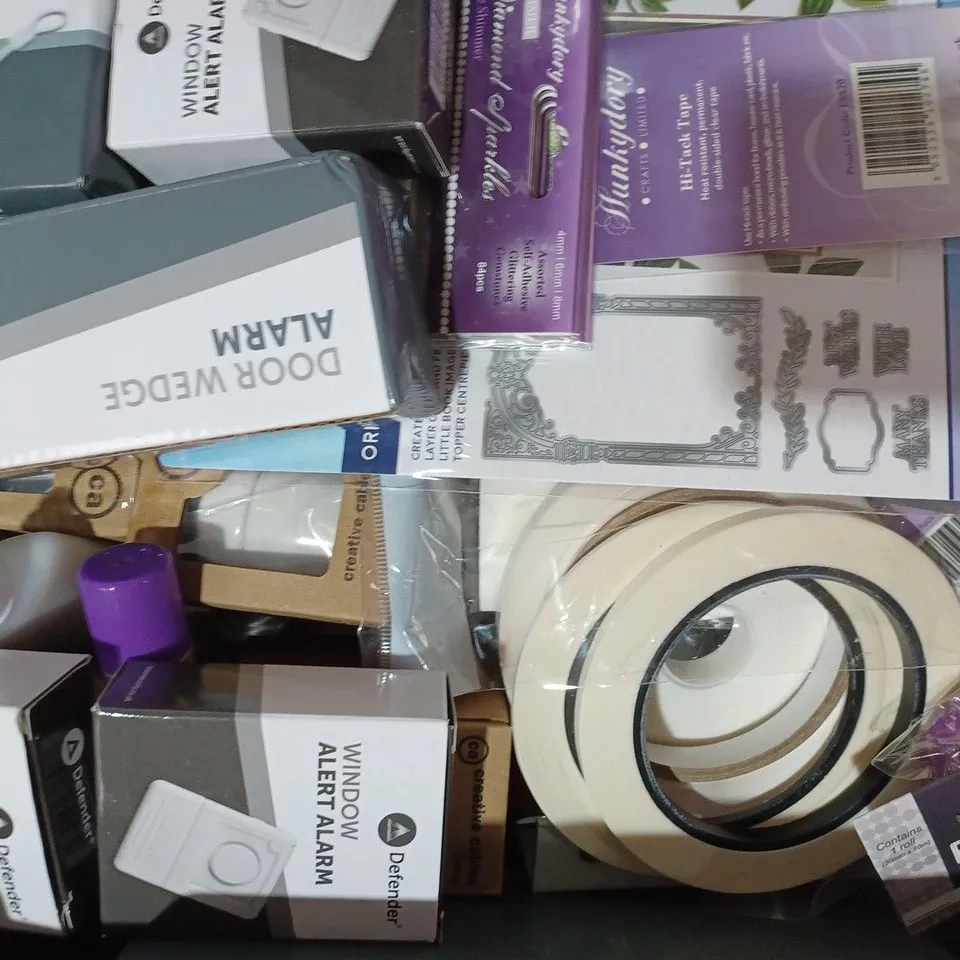APPROXIMATELY 15 ASSORTED HOUSEHOLD ITEMS TO INCLUDE WINDOW ALERT ALARM, DOOR HANDLE ALARM, ETC