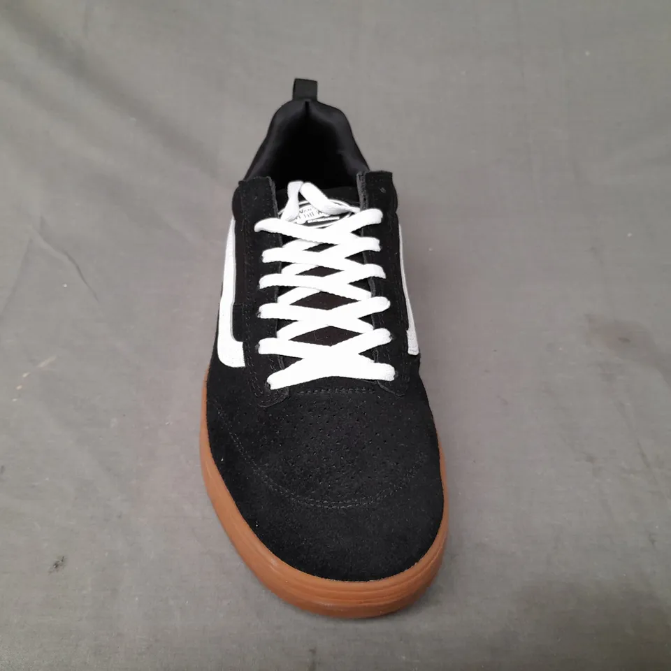 PAIR OF VANS OFF THE WALL SHOES IN BLACK/WHITE UK SIZE 12