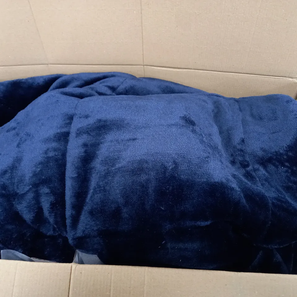 CRUSH VELVET NAVY THROW