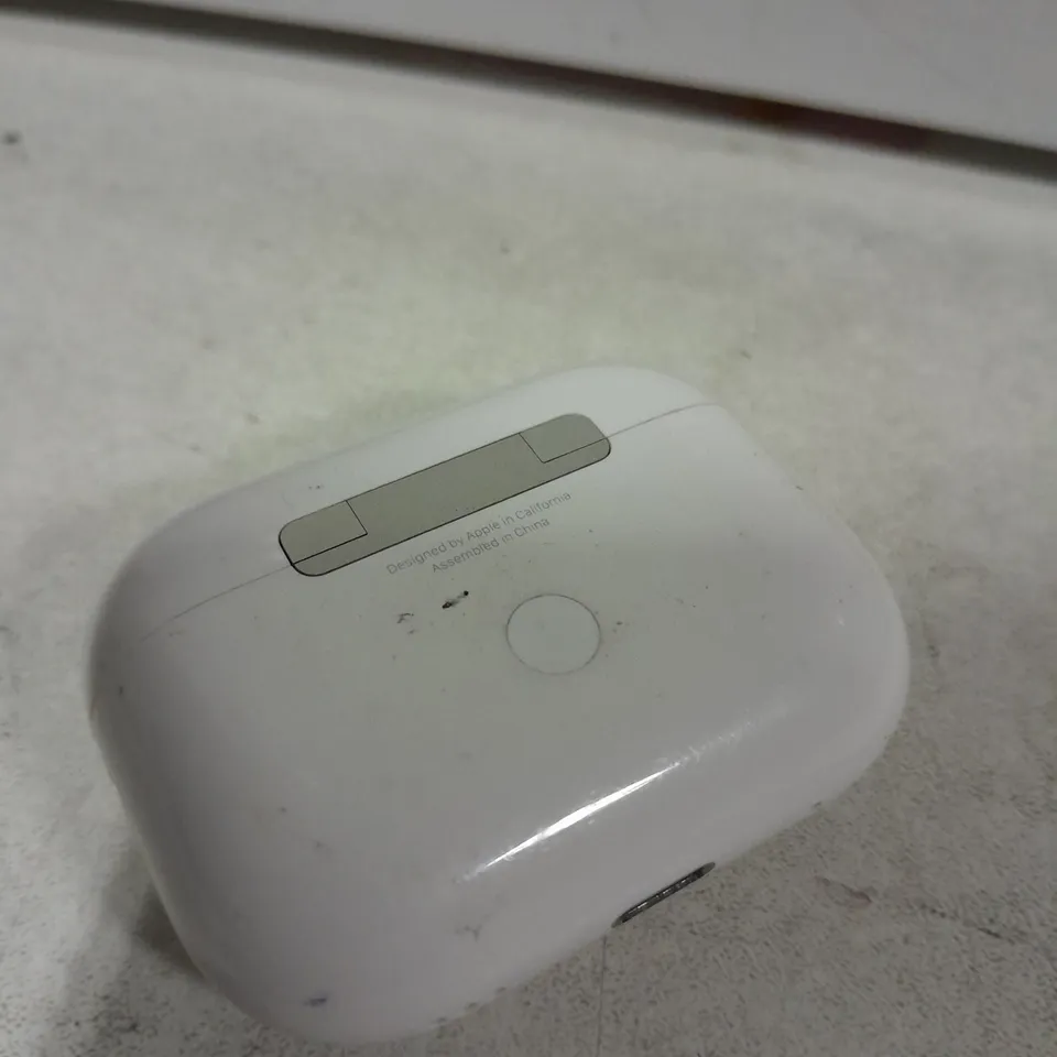 APPLE AIRPODS WITH CASE 