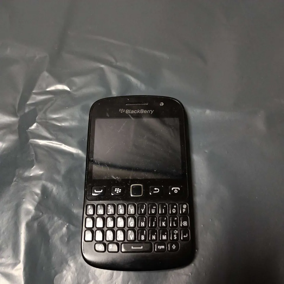 BLACKBERRY SMARTPHONE WITH QWERTY KEYBOARD – BLACK 